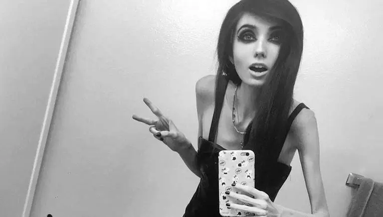 Youtuber perdería canal por 'inducir' a la anorexia