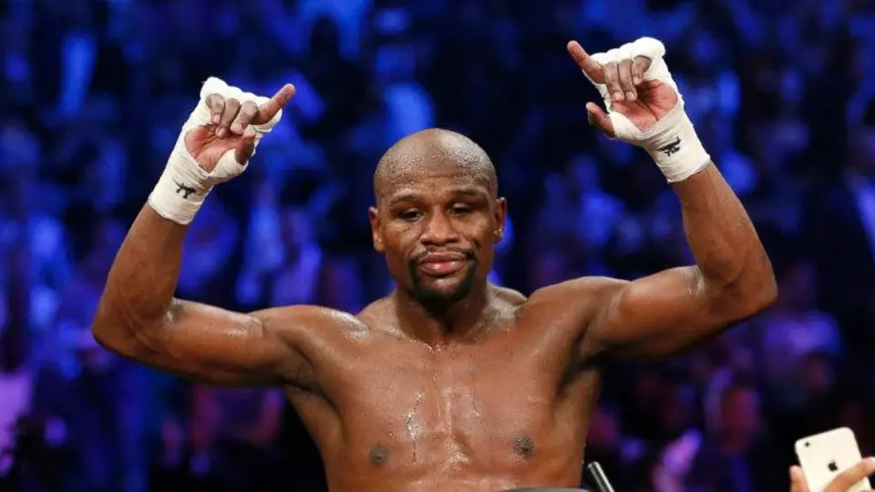 Floyd hace llover dinero en nueva fiesta de strippers