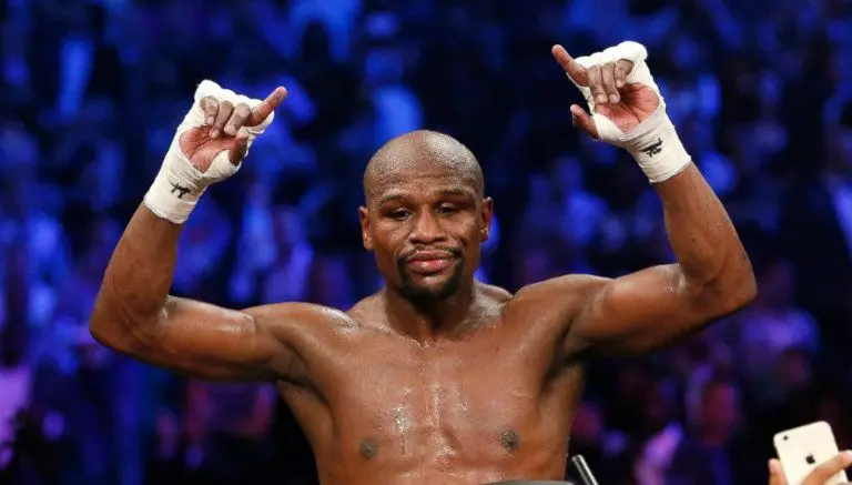 Floyd hace llover dinero en nueva fiesta de strippers