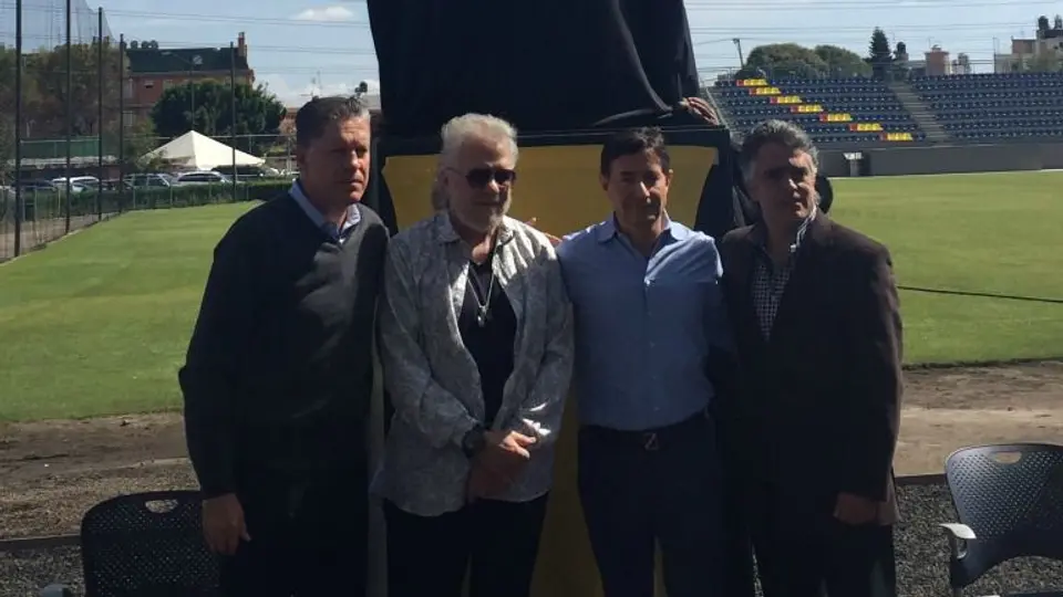 América revela estatua de 'El Chanfle' en Coapa