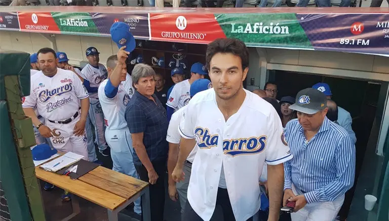 Checo Pérez lanza la primera bola de Charros de Jalisco