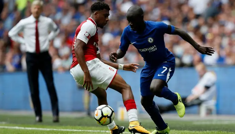 Kante encara a Iwobi durante la Community Shield