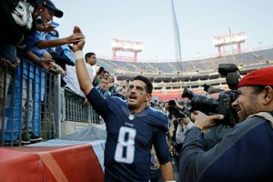 Mariota se 'convierte en hombre' en paliza a Packers