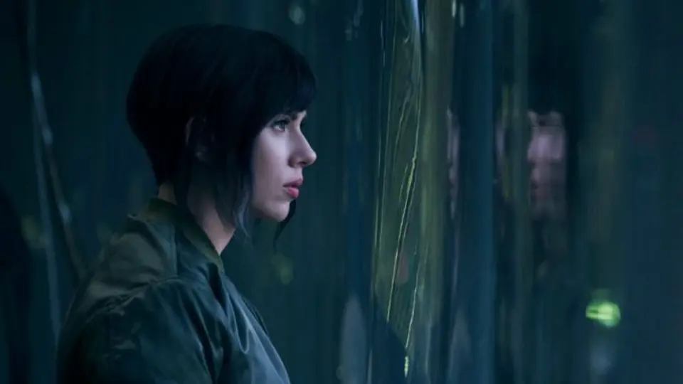 Scarlett Johansson besa a mujer en trailer de 'Ghost in the Shell'