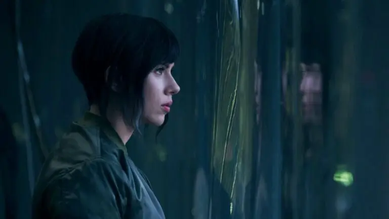 Scarlett Johansson besa a mujer en trailer de 'Ghost in the Shell'
