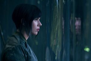 Scarlett Johansson besa a mujer en trailer de 'Ghost in the Shell'