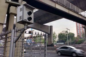Automovilistas libran multas con placas de otros estados