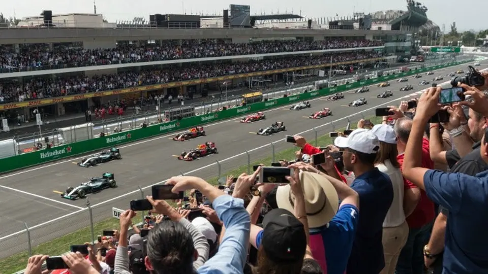 Aficionados propinan golpiza durante GP de México