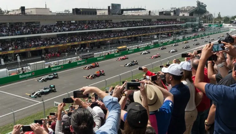 Aficionados propinan golpiza durante GP de México