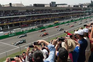 Aficionados propinan golpiza durante GP de México