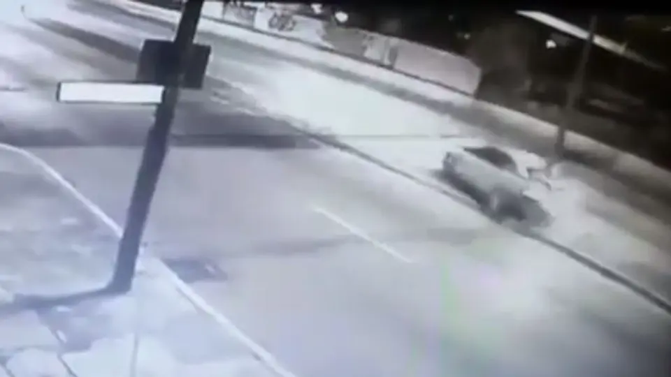 Hombre muere incinerado tras choque en Circuito Interior