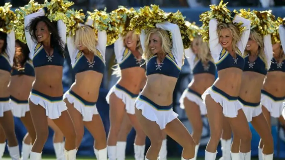 Porristas de Chargers 'prenden' a empleado de seguridad