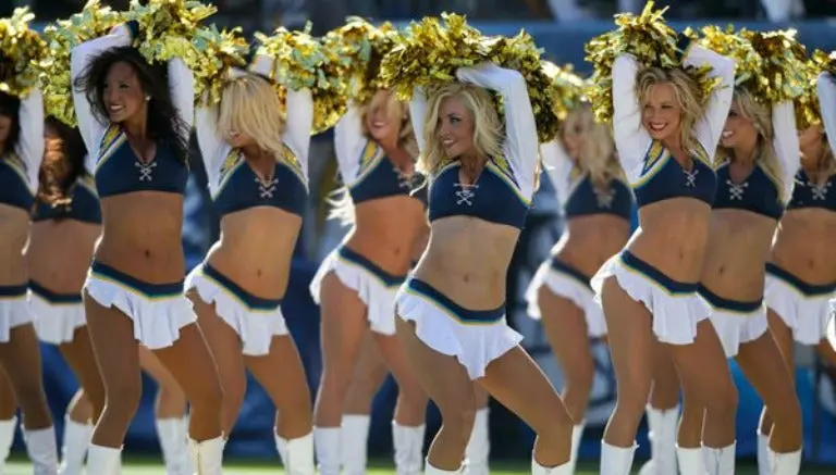 Porristas de Chargers 'prenden' a empleado de seguridad