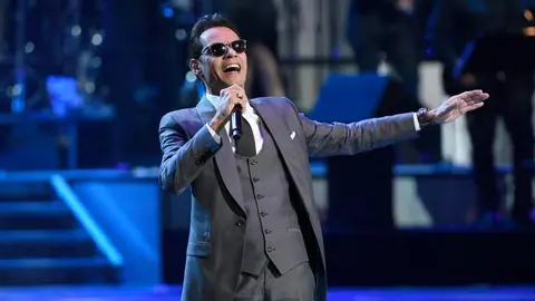 Marc Anthony besa hombres para acallar rumores de JLo