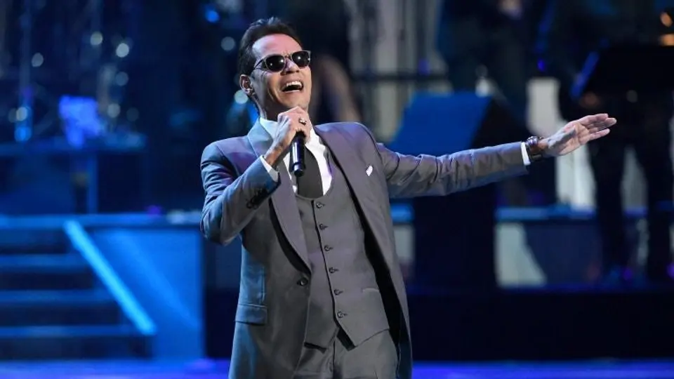 Marc Anthony besa hombres para acallar rumores de JLo