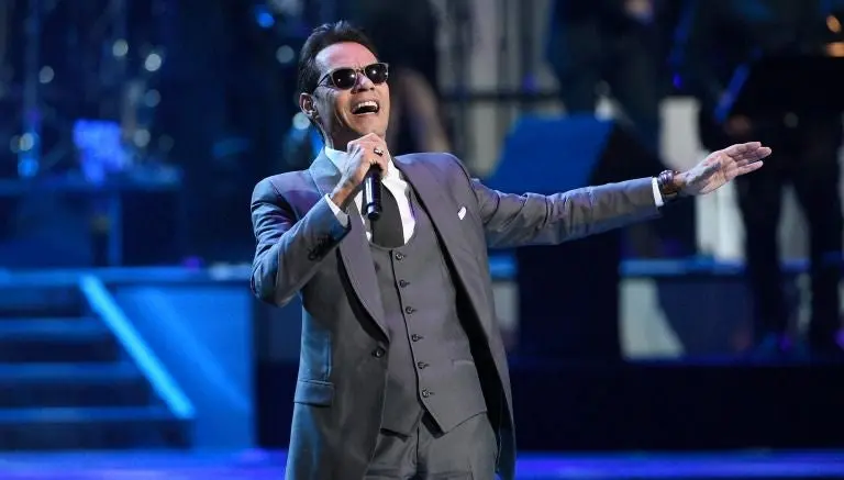 Marc Anthony besa hombres para acallar rumores de JLo
