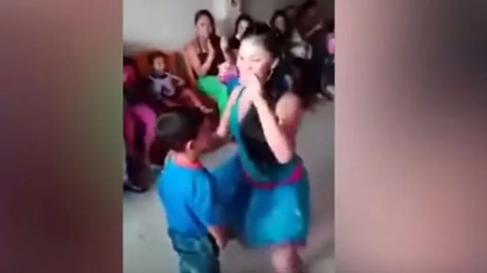 Edecanes 'perrean' a niños en fiesta infantil