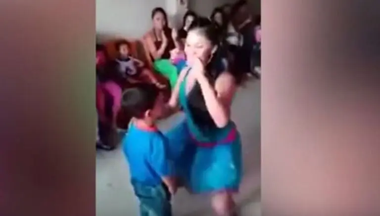 Edecanes 'perrean' a niños en fiesta infantil