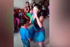 Edecanes 'perrean' a niños en fiesta infantil