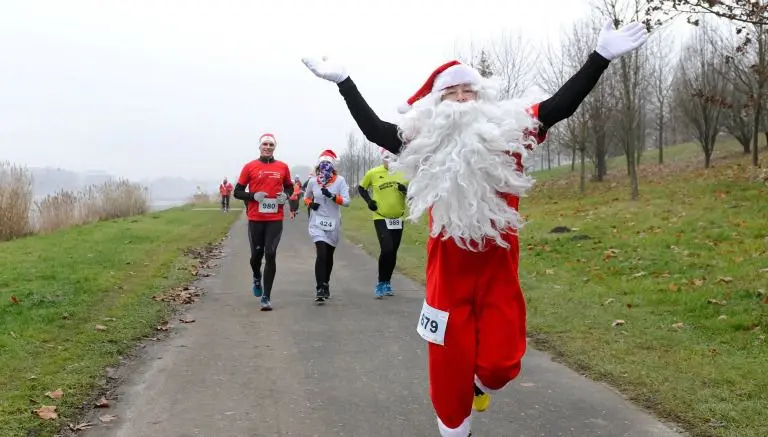 Carrera de Santa Claus llena de espíritu navideño al mundo