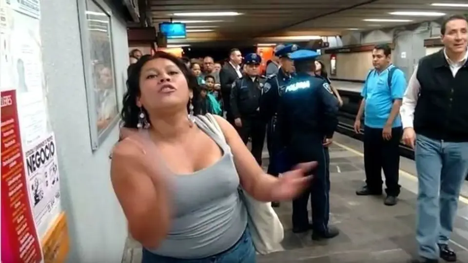 #LadyVagonera agrede a policías y se orina en metro