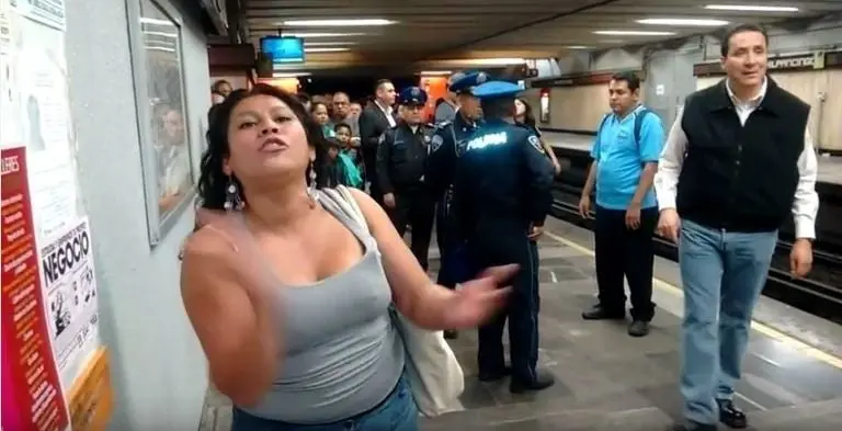 #LadyVagonera agrede a policías y se orina en metro