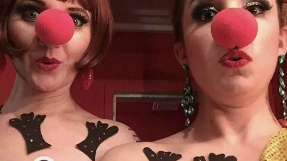 Mujeres disfrazan sus pechos de Rodolfo el Reno por moda