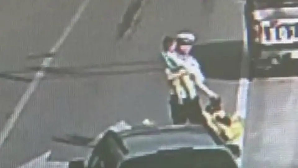 Policía salva a niño que jugaba en plena avenida