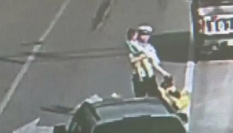 Policía salva a niño que jugaba en plena avenida