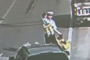 Policía salva a niño que jugaba en plena avenida