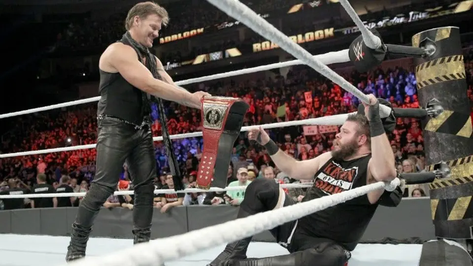 Owens recibe ayuda de Jericho para retener título en RoadBlock