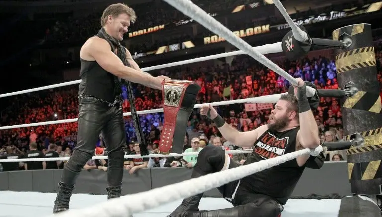 Owens recibe ayuda de Jericho para retener título en RoadBlock