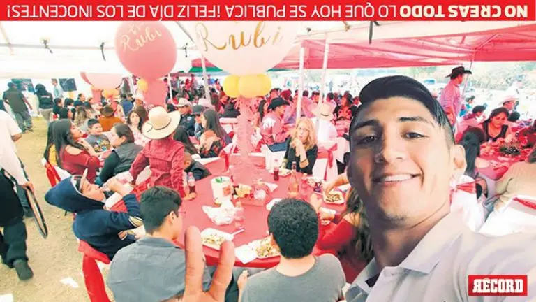 Alan Pulido presume asistencia a los XV de Rubí