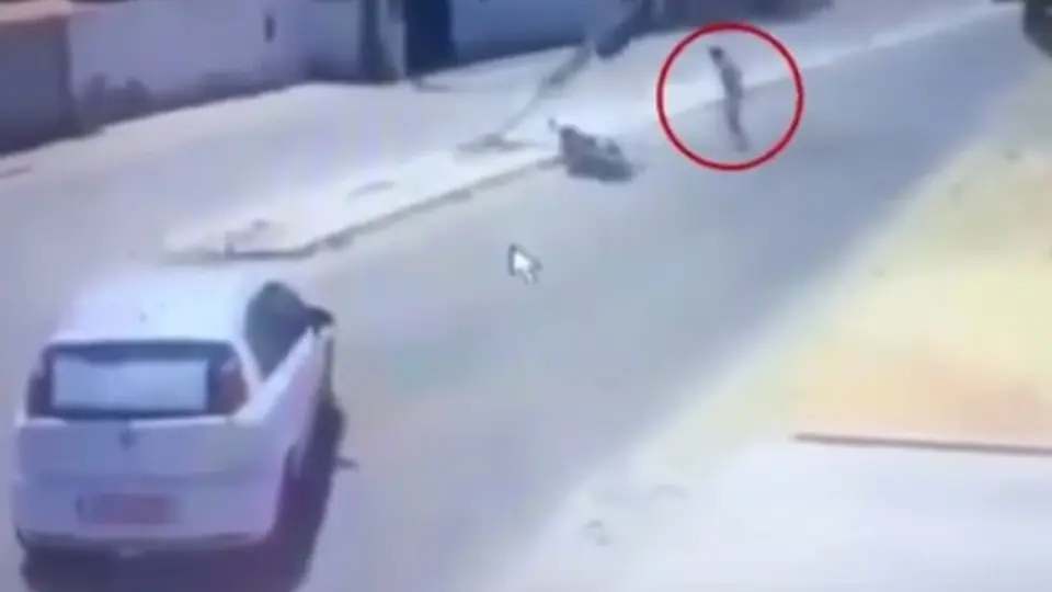 Hombre es golpeado por un auto y luego por poste de luz