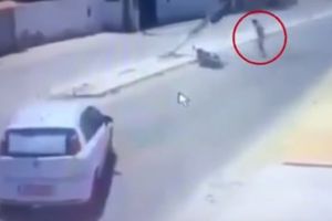 Hombre es golpeado por un auto y luego por poste de luz