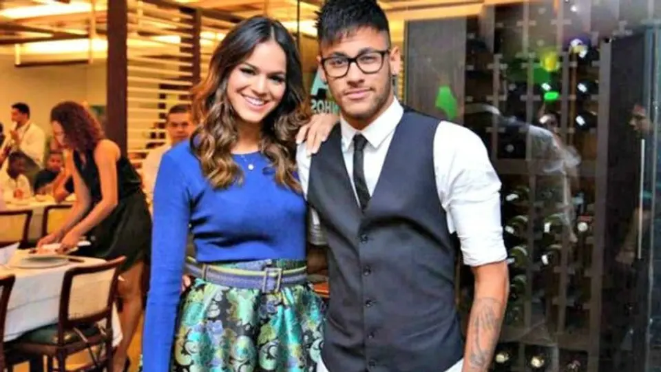 Neymar presume a su sexy Gatúbela en fiesta de disfraces