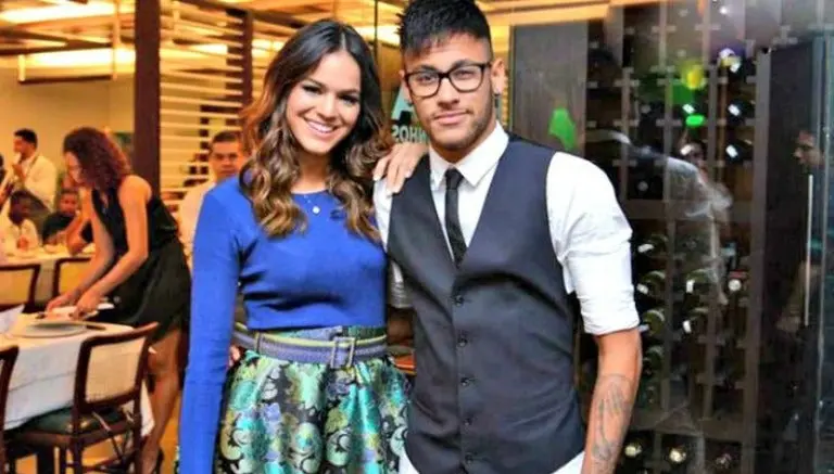 Neymar presume a su sexy Gatúbela en fiesta de disfraces