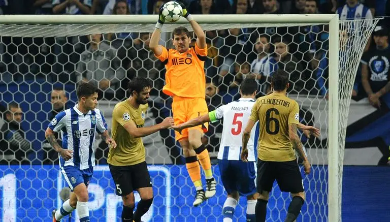 Casillas se enfrasca en 'guerra' con tuitero