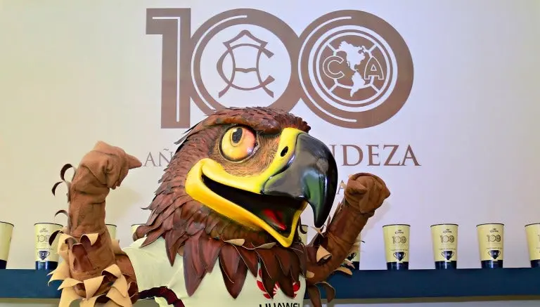 La mascota de las Águilas frente al logo de los 100 años de América | IMAGO7