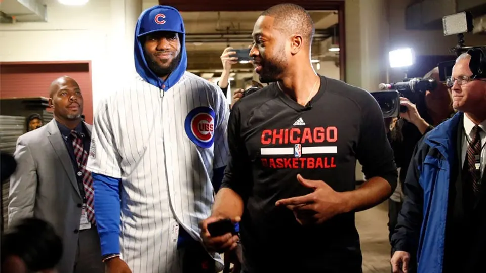 LeBron James cumple y se pone uniforme de los Cubs