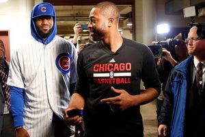 LeBron James cumple y se pone uniforme de los Cubs