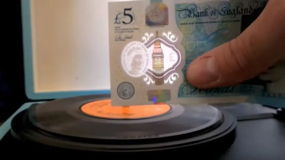 Billete de cinco libras toca discos de acetato