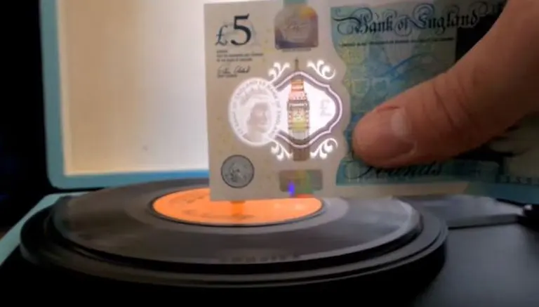 Billete de cinco libras toca discos de acetato