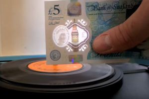 Billete de cinco libras toca discos de acetato