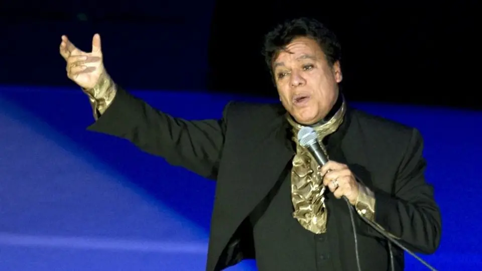 Cantante hace el 'oso' al desconocer muerte de Juan Gabriel
