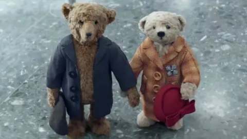 Osos de peluche enternecen al mundo con comercial