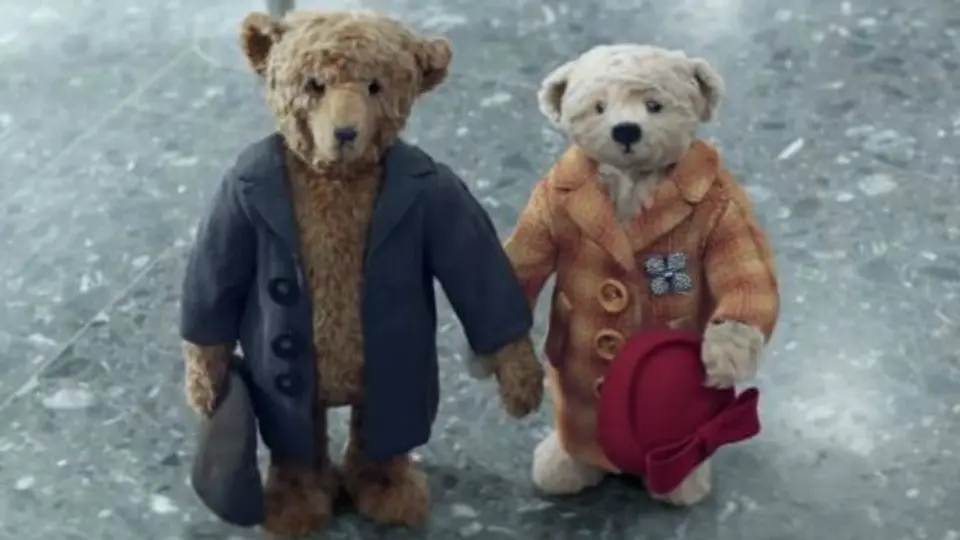 Osos de peluche enternecen al mundo con comercial