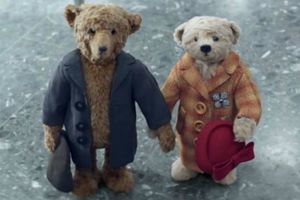 Osos de peluche enternecen al mundo con comercial