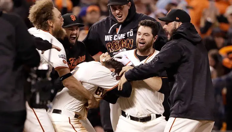 Gigantes se mantiene con vida tras vencer a Cachorros