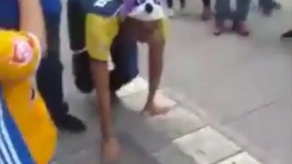 Fan de América camina como perro para pagar apuesta